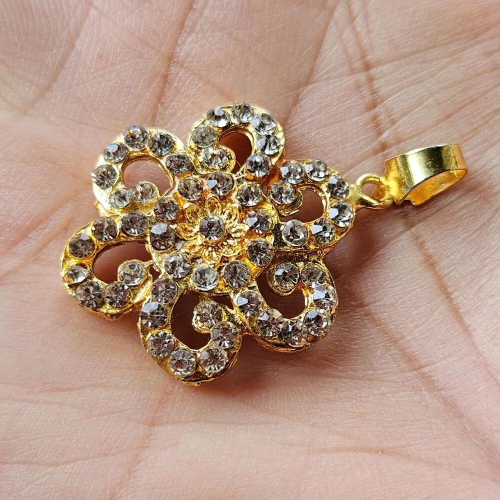 Women Necklace Fashion Gole Tone Crystals Accent Pendant Fashion Jewelry, New